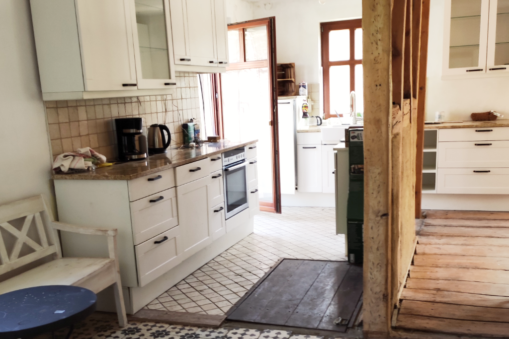 Blick in eine helle Küche mit weißen Bodenkacheln